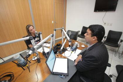 Silvia Regina  em entrevista para a radio assembleia 
