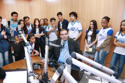 Alunos da Escola Estadual Elmaz Gattas (VG) visitam Rádio AL