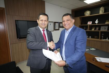   Dep. Silvano Amaral  recebeu em seu gabinete a visitado Deputado Federal Valtenir Pereira 