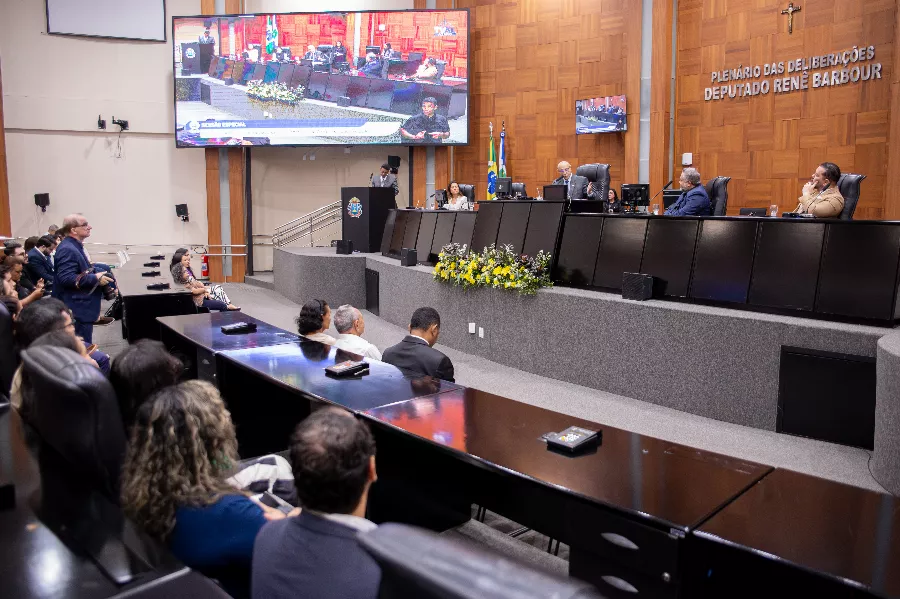 ALMT homenageia apoiadores do II Congresso de Carreiras Jurídicas