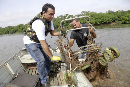 Deputado Wancley e voluntários realizam limpeza no Rio Cuiabá