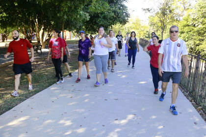 Caminhada no Parque Mãe Bonifácia : Campanha "Mude seus hábitos e exercite o sorriso"