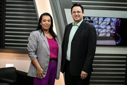 Os jornalistas Aline Ferreira, da Rádio Assembleia, e Cláudio de Oliveira, da TV Assembleia.Foto: Hideraldo Costa/ALMT