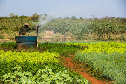 Emendas de Zeca Viana levam água potável e equipamentos a pequenos produtores