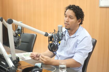 Rádio Assembléia recebe o diretor do shopping popular Leonardo Arruda