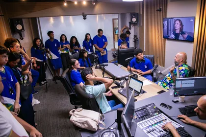 Rádio ALMT recebe estudantes da Escola Estadual Cívico-militar Prefeito Artur Ramos