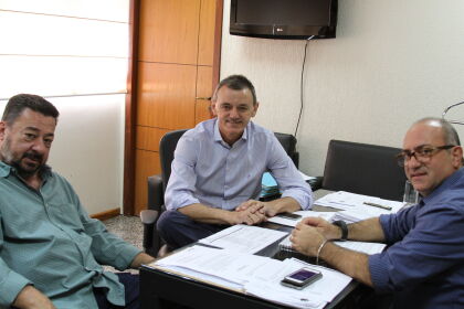 Deputado Mauro Savi e prefeito de Sorriso se reúnem com secretário João Batista.