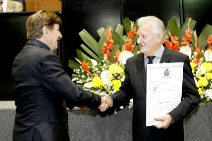 Deputado Saturnino Masson concede títulos de cidadania MT