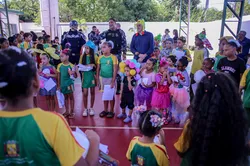 SEISC leva recreação, presentes e alegria a crianças de escola em Várzea Grande