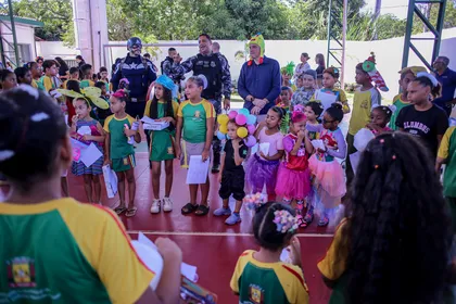 SEISC leva recreação, presentes e alegria a crianças de escola em Várzea Grande