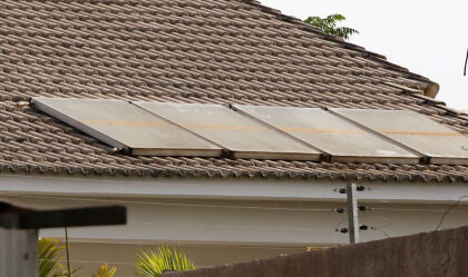 Governo assina cessão de terreno para a ALMT abrigar estacionamento com cobertura de placas solares
