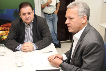 Deputado Sebastião Rezende em reunião com o superintendente da CEF, Moacyr do Espírito Santo. 