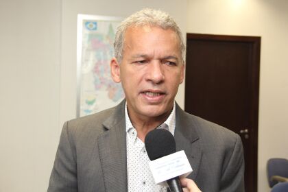 Deputado Sebastião Rezende em reunião com o superintendente da CEF, Moacyr do Espírito Santo. 