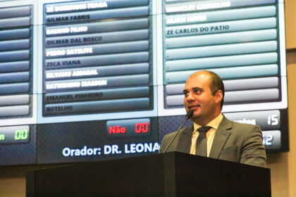 Dr. Leonardo homenageia pessoas que contribuíram com o estado