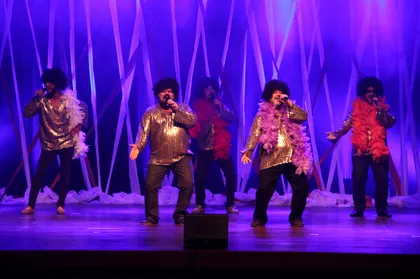Cantores fazem performances para dar o tom do estilo