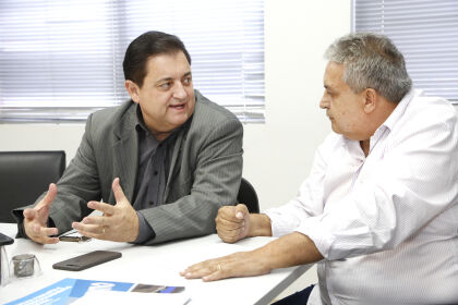 Deputado Sebastião Rezende com prefeito de Guiratinga na Sinfra