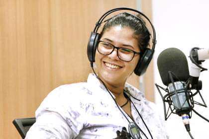 Larissa Padilha canta no programa Sons de Mato Grosso (Rádio AL)