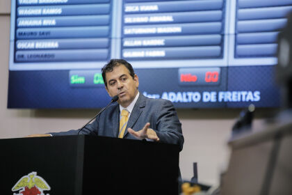 Adalto de Freitas quer lei para o uso de maquinários públicos em prol do estado