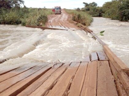 Chuvas danificam estrutura da ponte que liga a localidade do Alô Brasil ao município de Confresa 