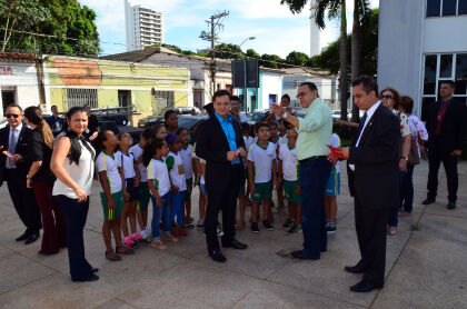 Crianças fazem passeio por pontos culturais de Cuiabá e conhecem história da capital