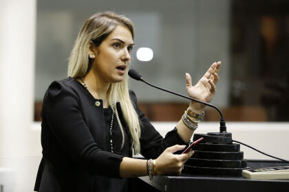 Janaina Riva denuncia negativa de carteiras a PNEs pelo Detran e requer informações