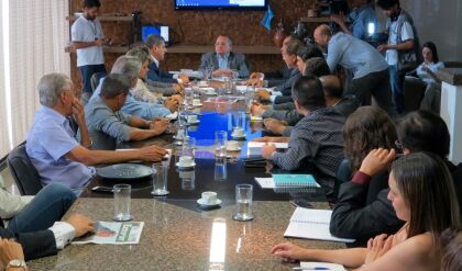 Deputado Guilherme Maluf em reunião com governador Pedro Taques e trade turístico