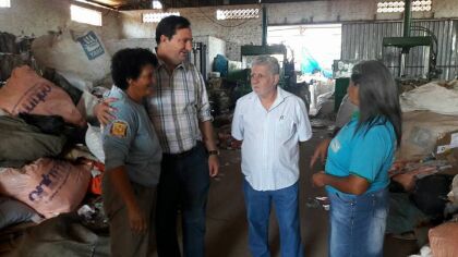 Deputado Valdir Barranco visita associação de catadores de Várzea Grande