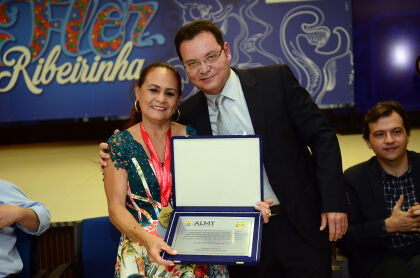 Presidente da ALMT homenageia grupo de dança Flor Ribeirinha