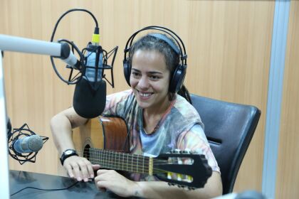 Carola Nunes no programa Sons de Mato Grosso da rádio assembléia