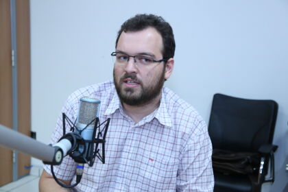 Escritor Santiago Santos no programa fusão.com da rádio assembleia