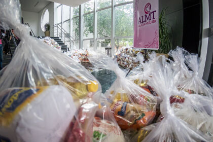 Sala da Mulher doa cestas natalinas, brinquedos e outros 350 quilos de alimentos