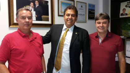 Representantes da Secretaria Municipal de Educação de Barra do Garças fazem reivindicações para Adalto de Freitas.