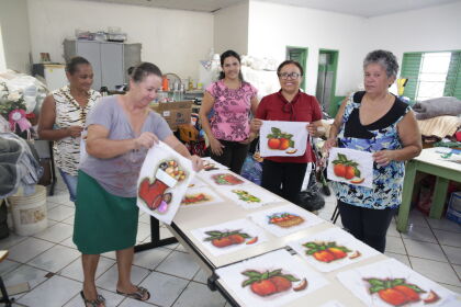 Sala da Mulher encerra curso de pintura com 15 mulheres do residencial Paiaguás e adjacências