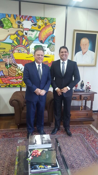 Ministro Blairo Maggi firmou compromisso com o prefeito Valdirzinho.
