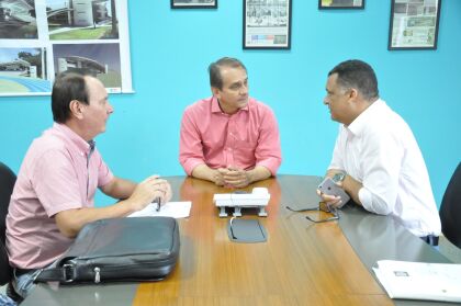 Deputado Silvano assegura R$ 300 mil para asfalto em Cláudia