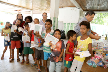 Sala da Mulher entrega brinquedos e kits escolares em creches do Bairro Pascoal Ramos