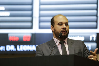 Dr. Leonardo entrega homenagem ao 'Chorado' e título de cidadão mato-grossense em Vila Bela