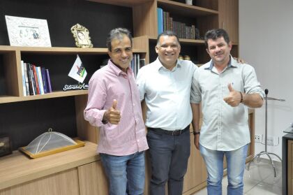 Deputado Silvano assegura recurso para iluminação de estádio em Vila Rica