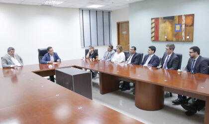 Presidente Eduardo Botelho e o primeiro secretário  Guilherme Maluf reunidos com os procuradores da AL