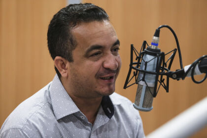 Deputado Macrean Santos em entrevista à Rádio ALMT