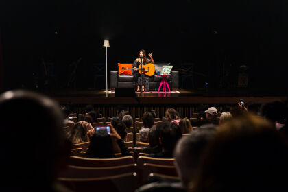Paula Fernades no Teatro Zulmira Canavarros com a turnê "Acústico Voz e Violão"