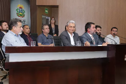 Debate contou com a presença de prefeitos e economistas. 