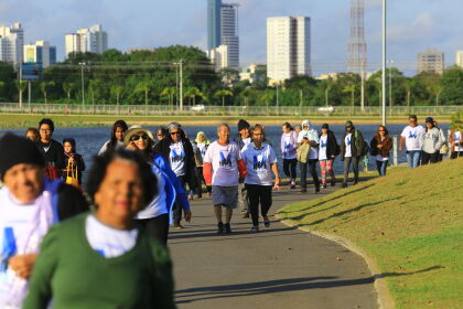 1ª Caminhada Vida em Movimento reúne 300 idosos em Cuiabá