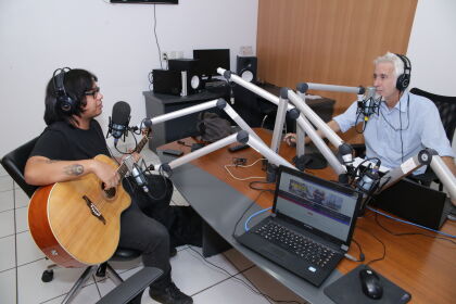 Kenny da banda Som de Fita no programa Sons de Mato Grosso da Rádio Assembleia