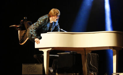 Cover oficial de Elton John no Brasil canta no Teatro Zulmira Canavarros