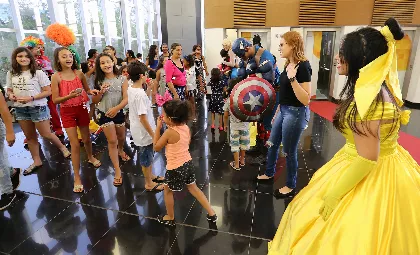 Crianças do bairro Ipase, em Várzea Grande, brincaram com heróis e princesas em evento no Teatro Zulmira