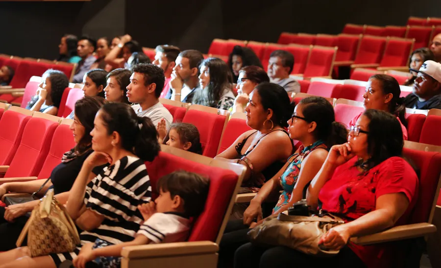 Lei aprovada pela ALMT garante sessões de cinema adaptadas para crianças com autismo