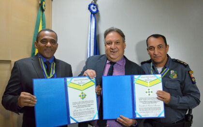 Deputado Romoaldo Júnior homenageia coronéis da PM com a mais alta Comenda do Legislativo Estadual