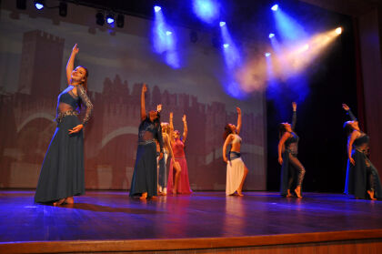Danças espanhola, do ventre e contemporânea se encontram no palco do Teatro Zulmira