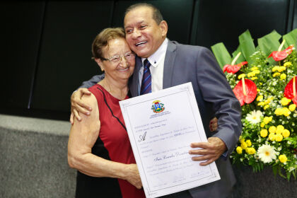 Deputado Zé Domingos concede títulos de cidadania mato-grossense em sessão solene